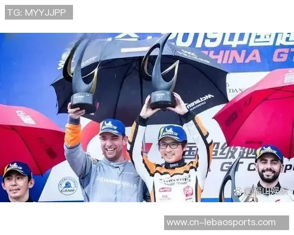 足球的牛皮背后那些鲜为人知的故事与传奇球员的成长历程